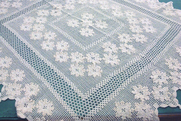 Table Topper square embroidered to the crochet
