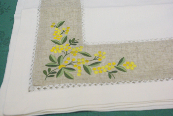 Rectangular tablecloth with lemon application