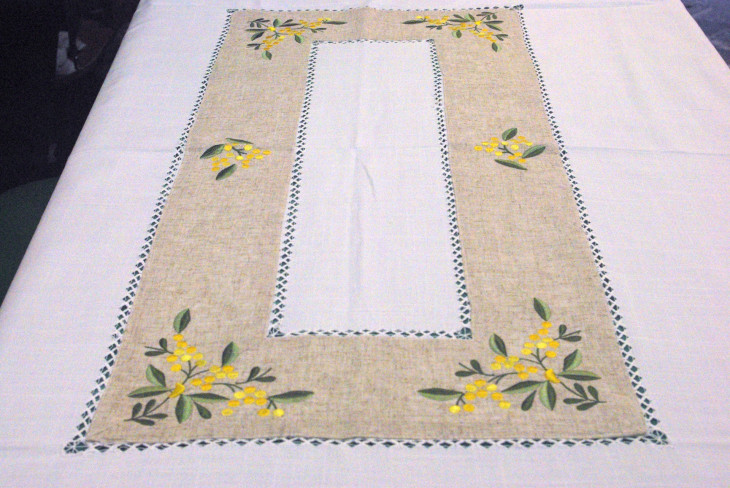 Rectangular tablecloth with lemon application