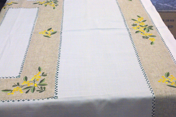 Rectangular tablecloth with lemon application